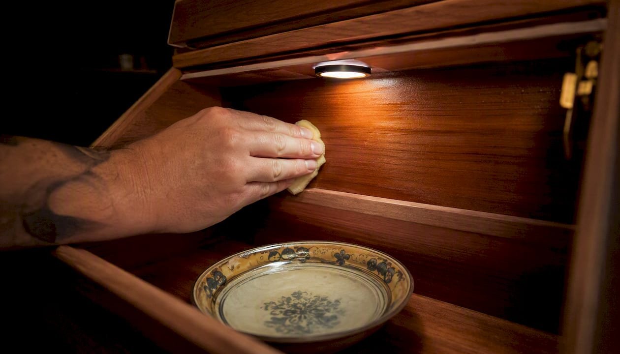 Seasoning humidor interior with water