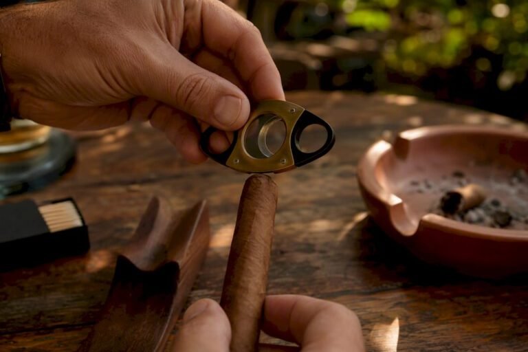 Hand cutting cigar with guillotine cutter