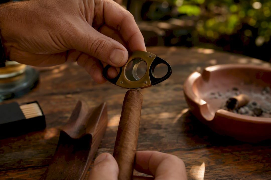 Hand cutting cigar with guillotine cutter