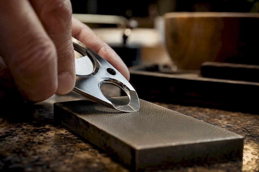 Cigar cutter blade sharpening on diamond hone