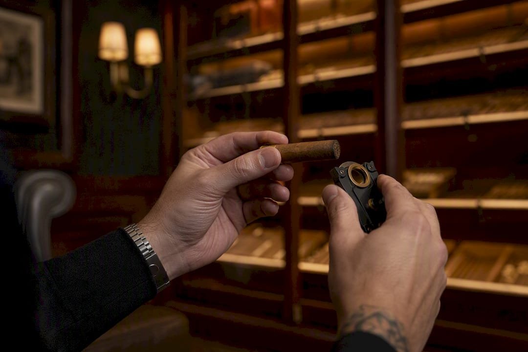 Hand clipping and cold drawing unlit cigar