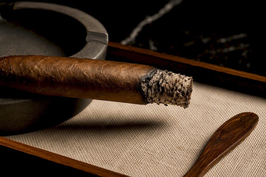 Uneven cigar burn showing canoeing